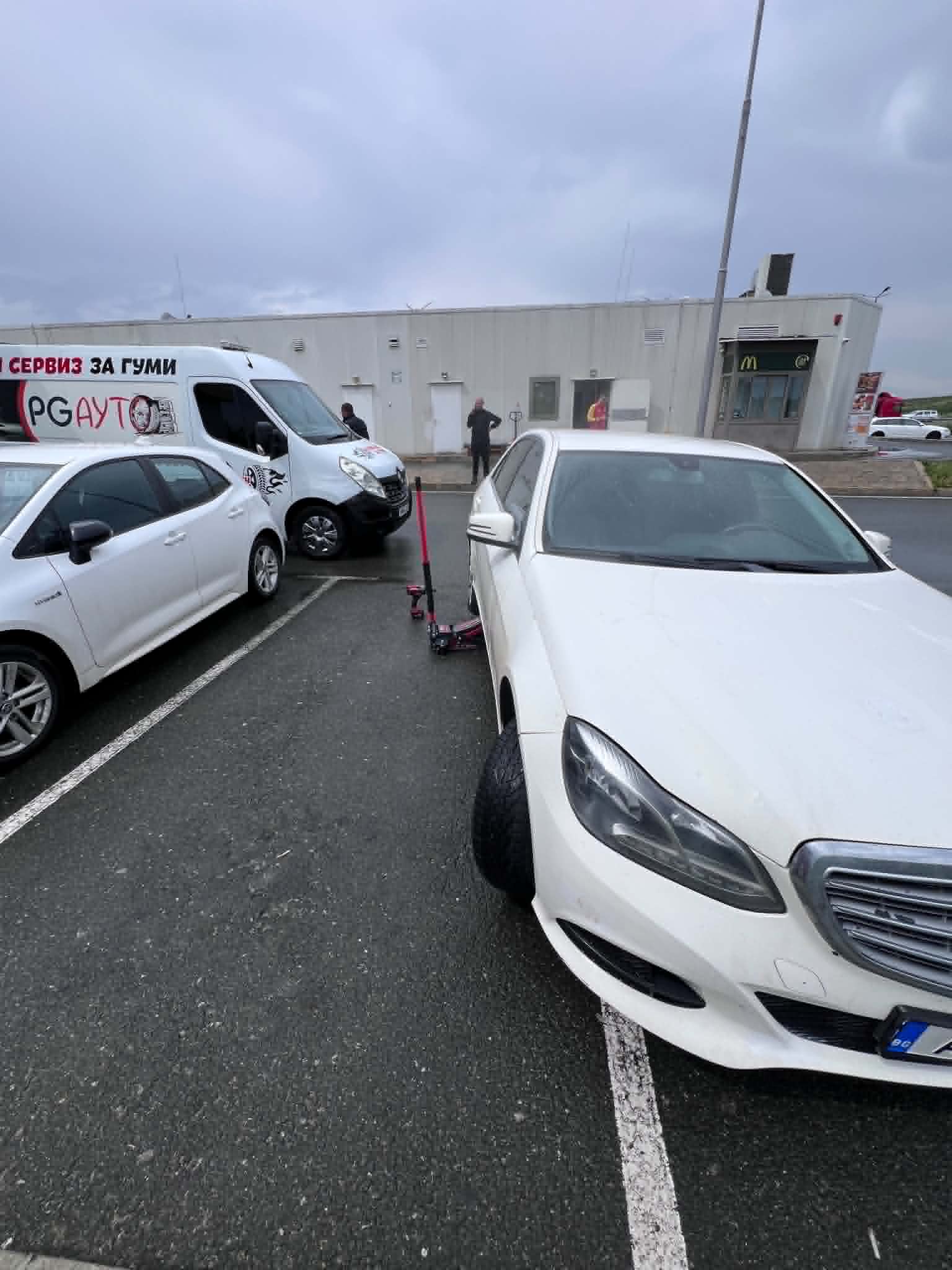 Смяна на гуми на Mercedes E-Class на паркинг до АМ Тракия
