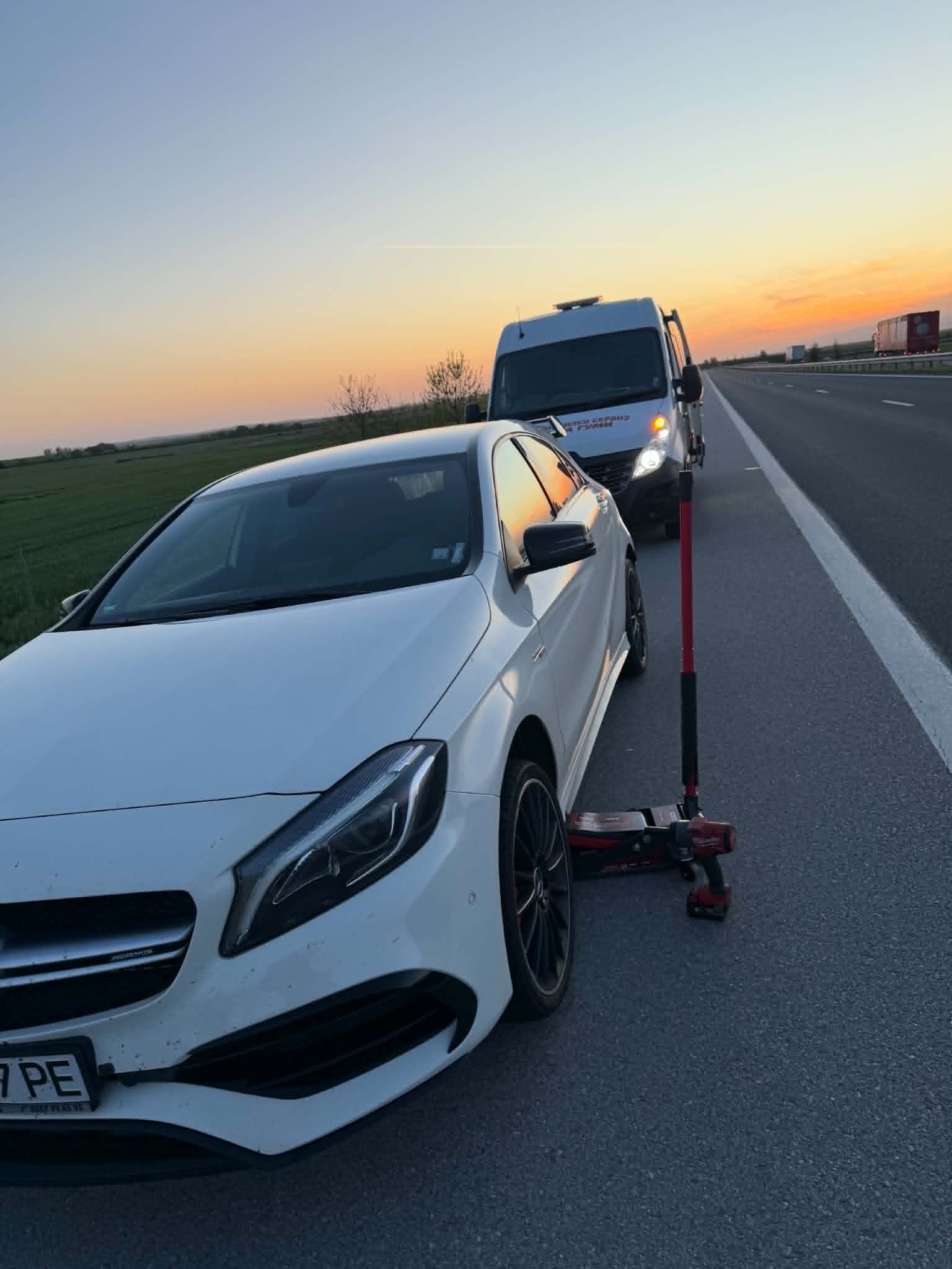 Смяна на гуми на Mercedes-AMG на магистралата по залез