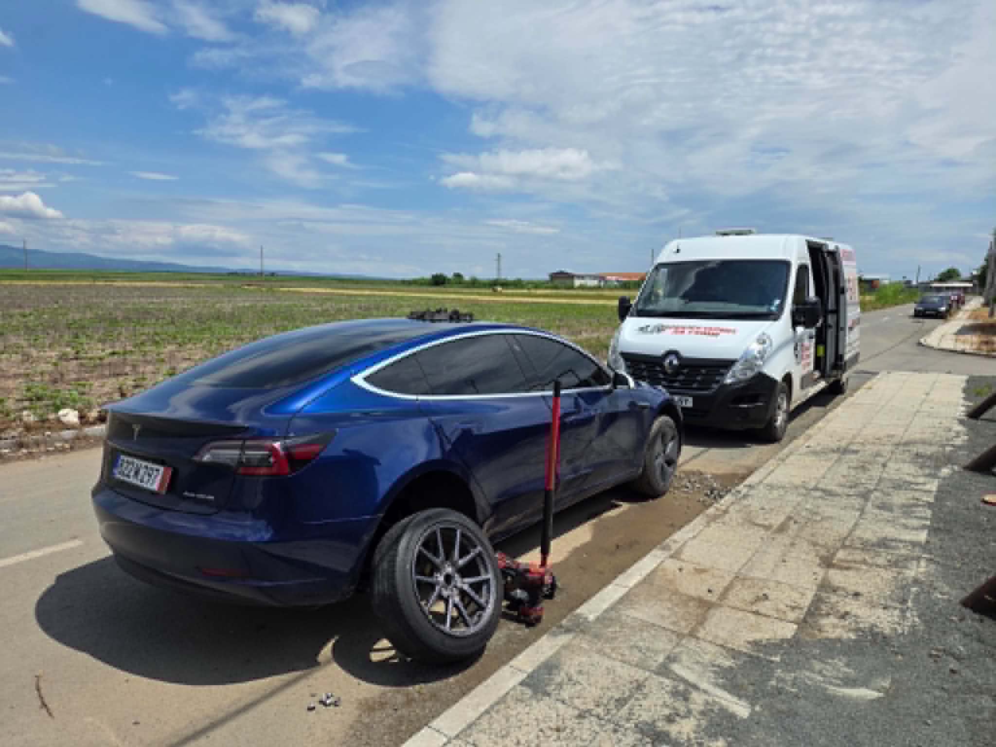 Смяна на гуми на Tesla Model Y с мобилен сервиз PG AUTO